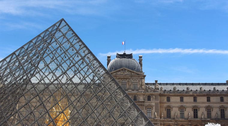 Blick auf die Glaspyramide und den Louvre in Paris.