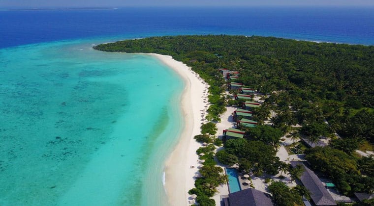 Malediven The Barefoot Hotel Blick auf die Anlage und das Meer