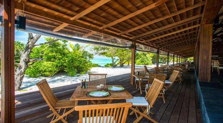 Malediven The Barefoot Hotel Blick auf ein Restaurant direkt am Strand