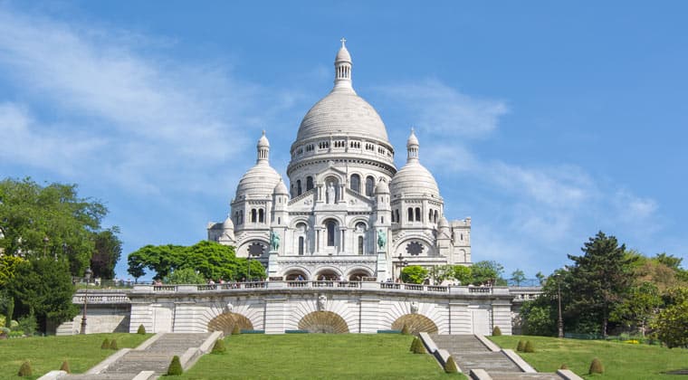 Die Basilika Sacre Cour thront oben auf dem Montmatre-Hügel in Paris.