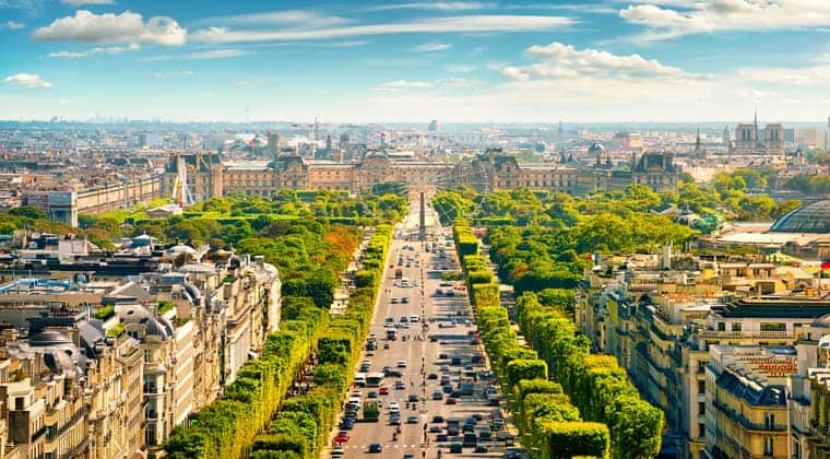 Die Champs-Élysées in Paris beginnt am Platz de la Concorde und endet am Platz Charles de Gaulle.