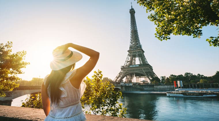 Die Silhouette des Eifelturms in Paris ist weltweit bekannt.
