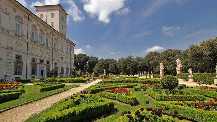 Die Villa und Galleria Borghese, umgeben von einer schön angelegten Parkanlage.