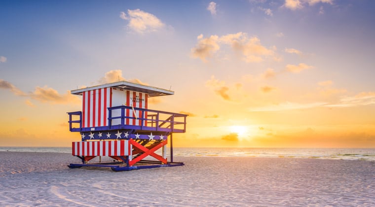 Miami: Sonnenaufgang am Miami Beach mit Lifeguard Tower.