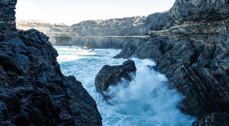 Tosende Wellen bei den Felshöhlen von Ajuy auf der Insel Fuerteventura.
