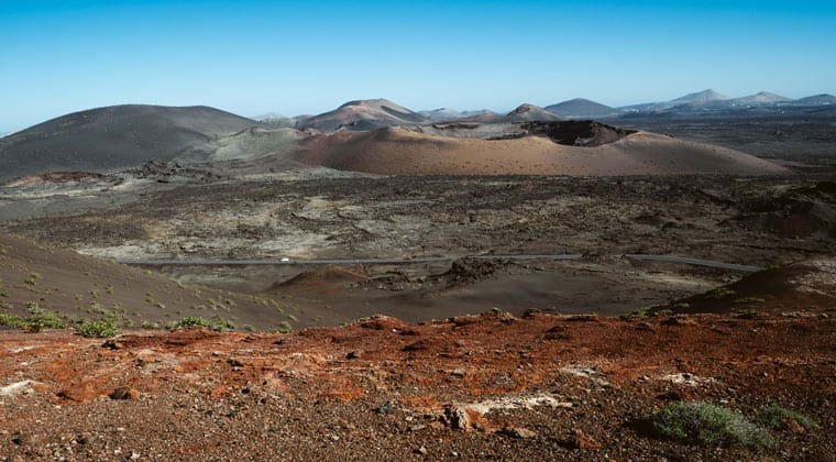 Blick auf die einzigartige Vulkanlandschaft der Kanareninsel Lanzarote.