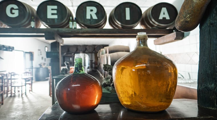 Weinanbaugebiet La Geria auf Lanzarote: Weinverkostung in einer typischen Bodega.