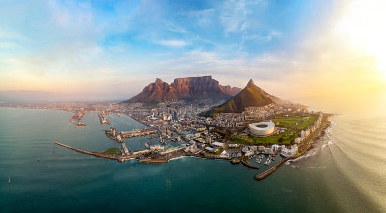 Südafrika- Kapstadt, gelegen an der Südspitze Afrikas zwischen zwei Ozeanen und dem prägnantem Tafelberg.