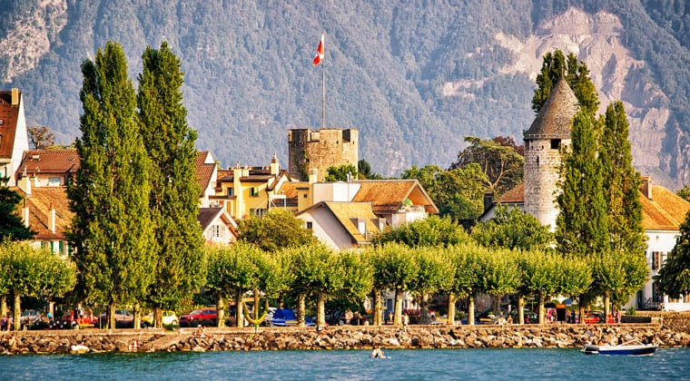 Blick auf den Ort Vevey am Genfer See.