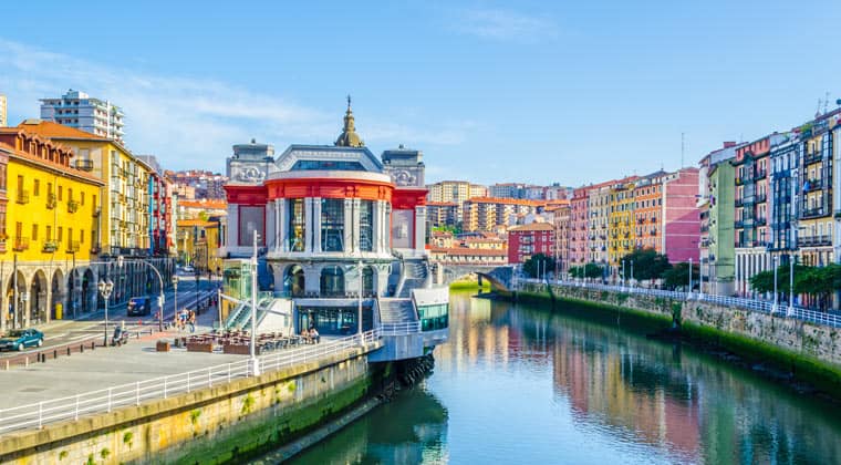 Blick auf die überdachte Markthalle in Bilbao