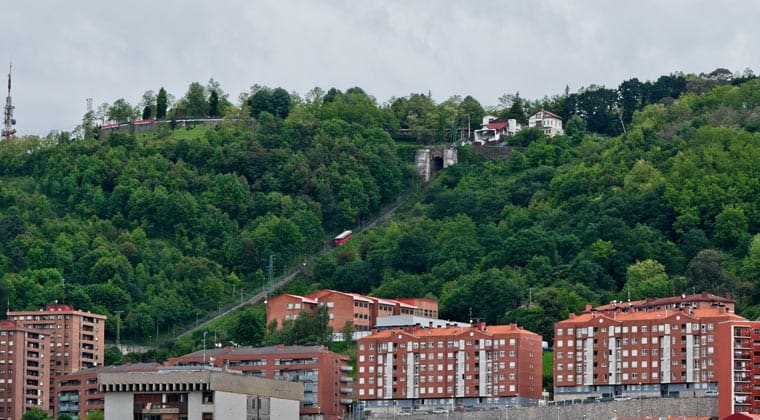 Blick auf den Berg Artxanda in Bilbao