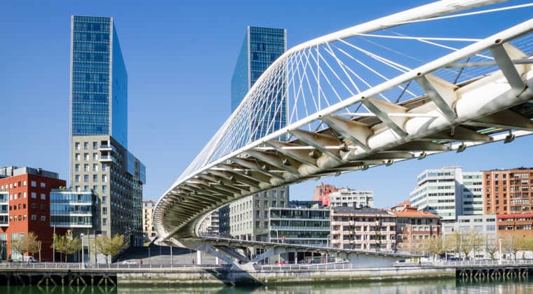 Bilbao Sehenswürdigkeiten: Blick auf die Fußgängerbrücke Zubizuri