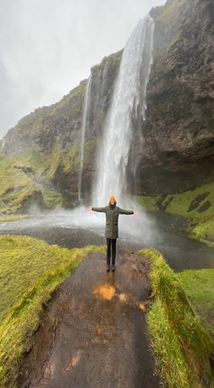 Der vollständig umrundbare Wasserfall Seljalandsfoss auf der Südinsel Islands.