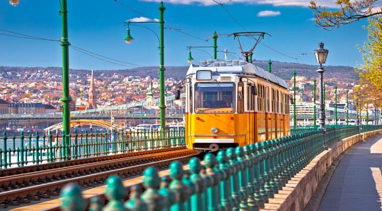 Eine gelbe Tram in Budapest