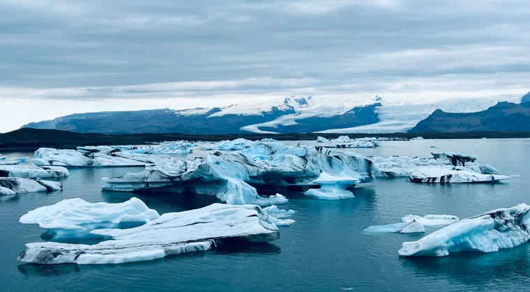 Jökulsárlón - die Gletscherlagune in Island. Das blaue Wasser ist mit Eisbergen durchzogen.