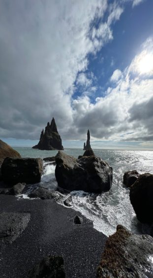An der Südküste Islands findest du den berühmtesten schwarzen Sandstrand Islands, Reynisfjara.