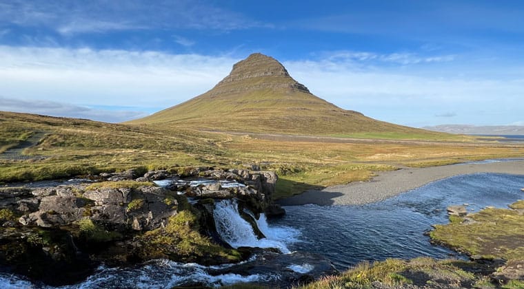 Der malerische Berg Kirkjufell im Norden der Halbinsel Snæfellsnes im Westen Islands.