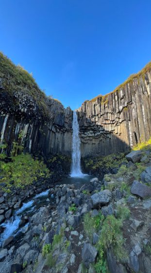 Der Svartifoss Wasserfall im Vatnajökull-Nationalpark stürzt über eine Felskante in die Tiefe.