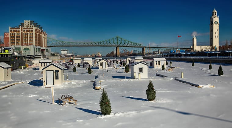 Ein typisches Bild im Winter in Kanada - die vielen kleinen Eisfischerhütten.
