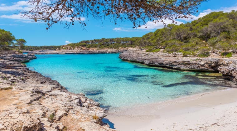 Mallorca: die naturbelassene Bucht Cala Mondrago mit türkisblauem Wasser