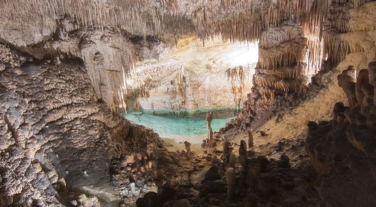 Blick auf die berühmten Drachenhöhlen in Porto Cristo auf der Insel Mallorca.