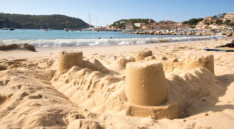 Mallorca mit Kindern: Kleine Sandburg an einem Strand auf Mallorca.