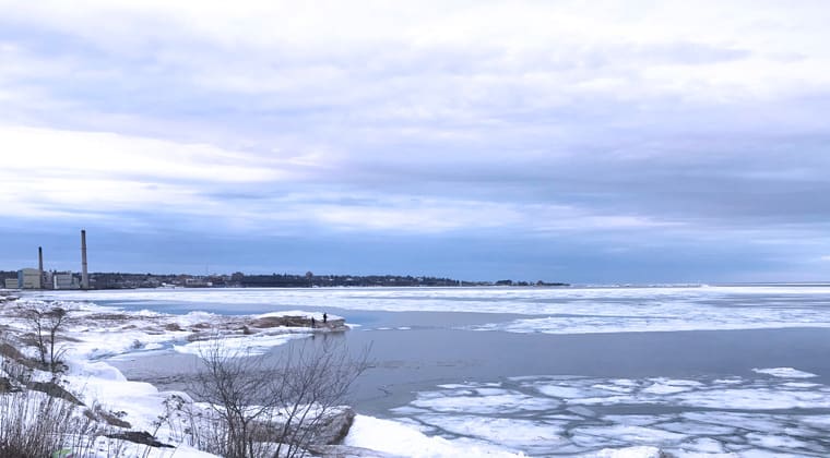 Winterlandschaft am zugefrorenen See Lake Superior im US-Bundesstatt Wisconsin.