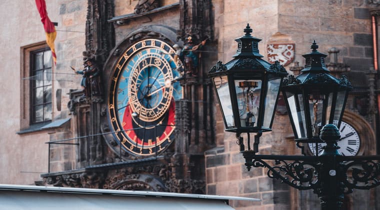 Am Prager Rathaus befindet sich eine weltweit bekannte Uhr - die Aposteluhr, auch als Altstädter Astronomische Uhr bekannt.
