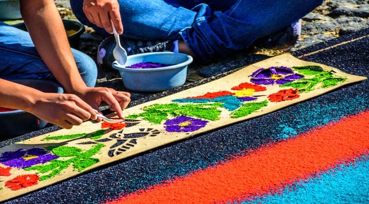 Zu Ostern werden in Guatemala farbenfrohe Blumenteppiche aus bunter Sägespäne auf die Straßen gemalt.