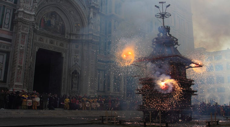 In Florenz in Italien wird zu Ostern an einem historischen Wagen ein Feuerwerk entzündet
