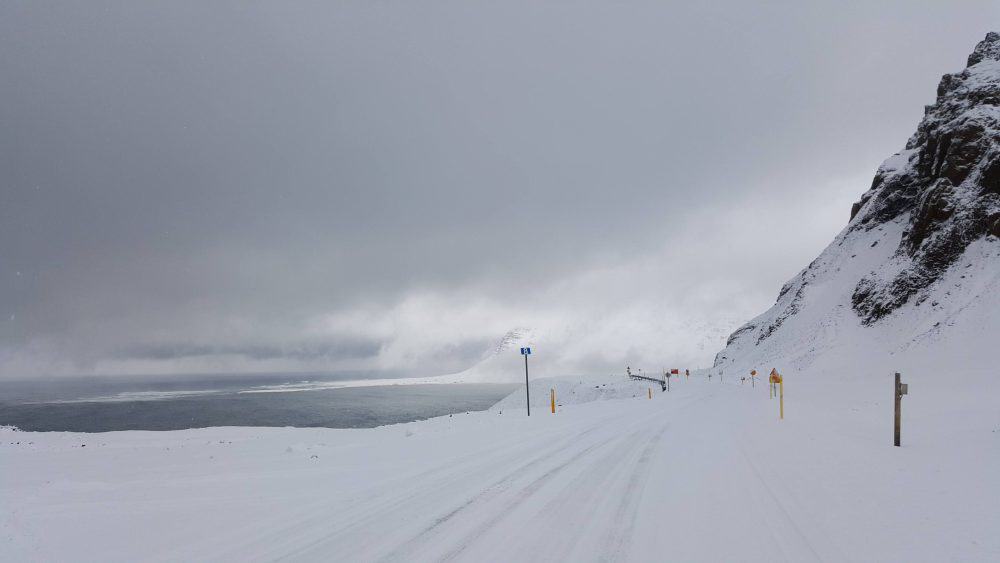 Bedrohlich zwischen Meer und Gebirge