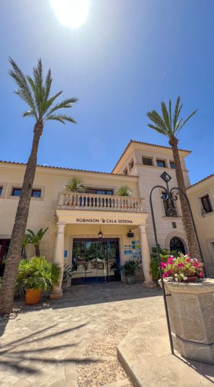 ROBINSON CALA SERENA Eingang