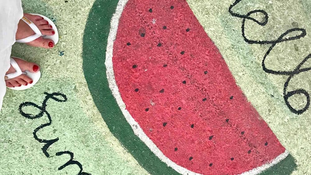 Strassen-Graffitti in Matala.