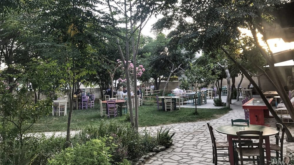 So idyllisch isst man im Garten des Restaurants Raftis.