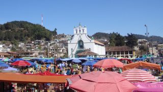 Das Maya-Dorf Chamula liegt nur eine halbe Stunde von San Cristóbal entfernt und bietet kunterbunte Märkte und leckere Essenstände.
