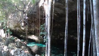 Die Cenote dos Ojos bietet ein großes Abenteuer für Badegäste und Tauchbegeisterte gleichermaßen.