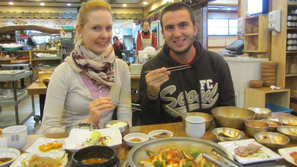 Abends lassen wir es uns in den vielen traditionellen Restaurants schmecken.