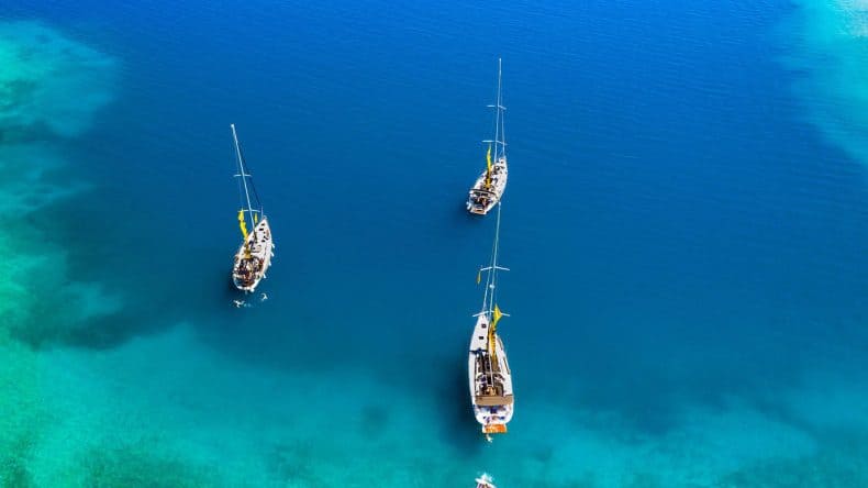 Yachten in einer Bucht der Insel Korfu