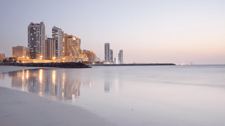 Die beste Reisezeit für Ajman sind die Wintermonate von Oktober bis April wo man angenehme Temperaturen zwischen 25 und 30 Grad erwarten kann.