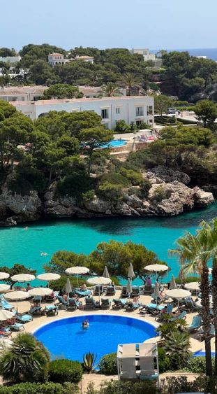 Inturotel Cala Esmeralda Beach Hotel & Spa Pool und Bucht