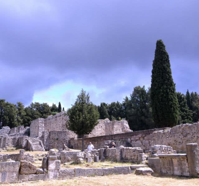 Die Ruinen von Asklepion mit Bäumen im Hintergrund