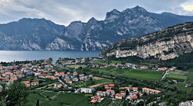 Ausblick von Riva del Garda auf den Gardasee