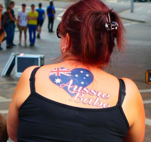 Frau mit Aussie Babe Tattoo auf dem Rücken