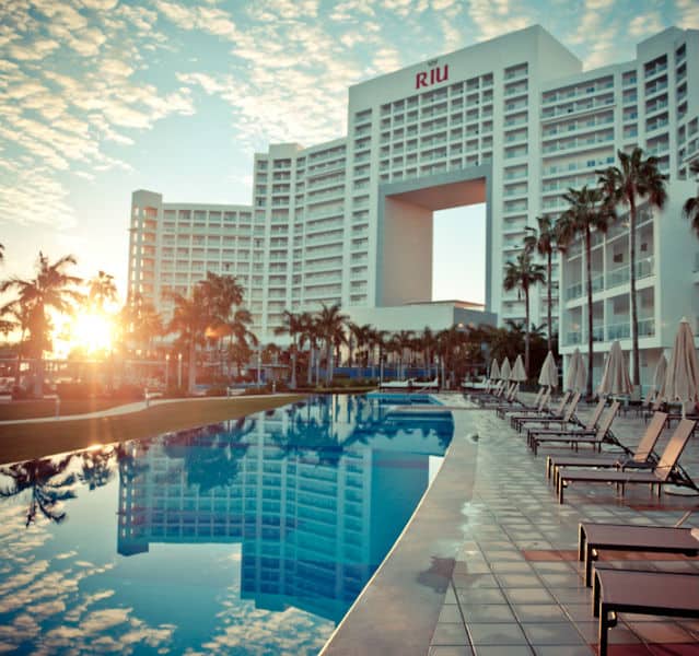 Hotel, Pool und Sonnenuntergang