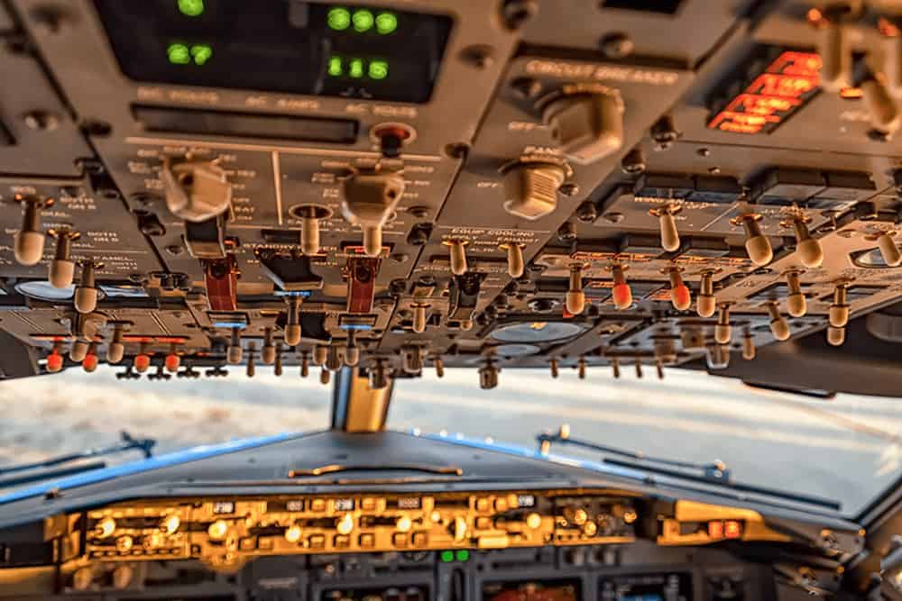 Cockpit vom Flugzeug der TUI fly x3 Boeing 737