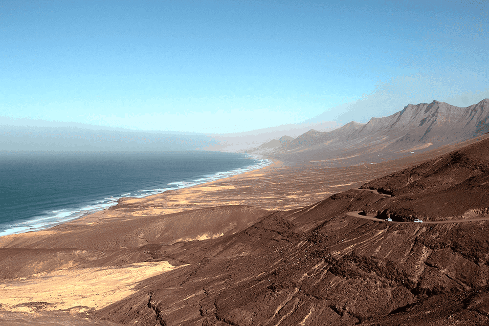 Fuerteventura gehört zu der Gruppe der Kanarischen Inseln und hat ein Klima des "ewigen Frühlings": Sehr trocken, durch die kräftigen Passatwinde jedoch auch im Hochsommer nicht zu heiß.