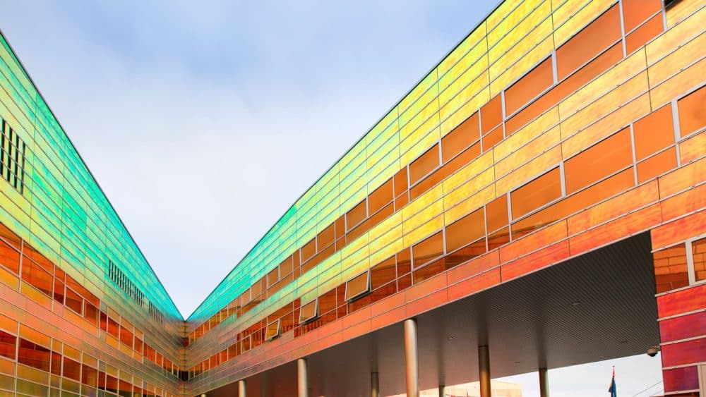 Die Glasfassade des La Défense in Almere (Copyright: Visit Flevoland)