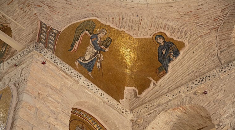 Mosaikdarstellung Maria Verkündung – zauberhafte Mosaike auf goldener Verzierung