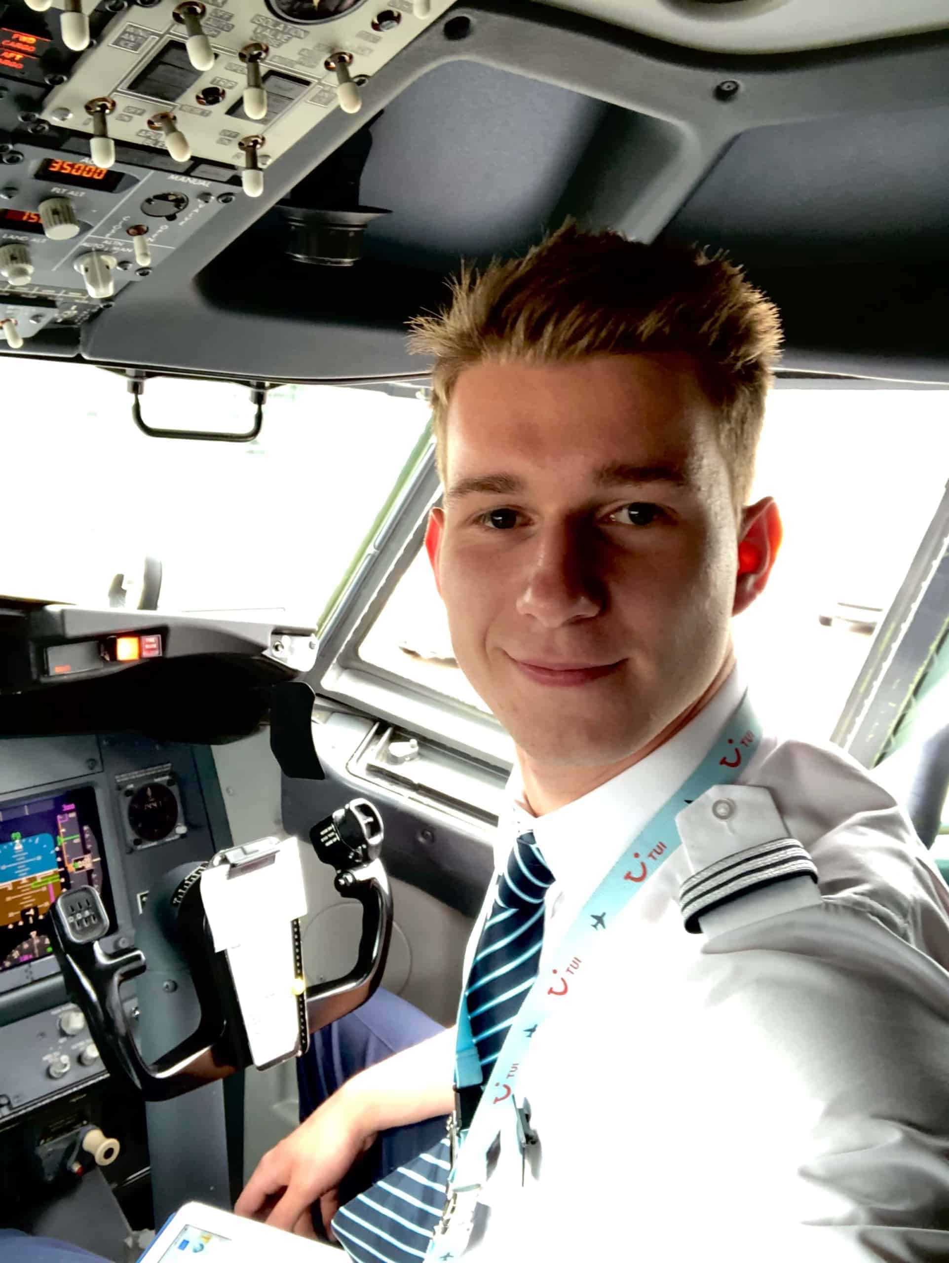 Dustin Pilot, First Officer Profil @_dustin_737