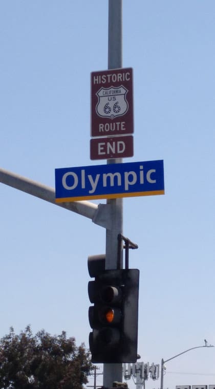 Den Endpunkt der Route 66 markiert ein Schild mit dem Hinweis End. Zu finden auf dem Santa Monica Pier in Los Angeles.